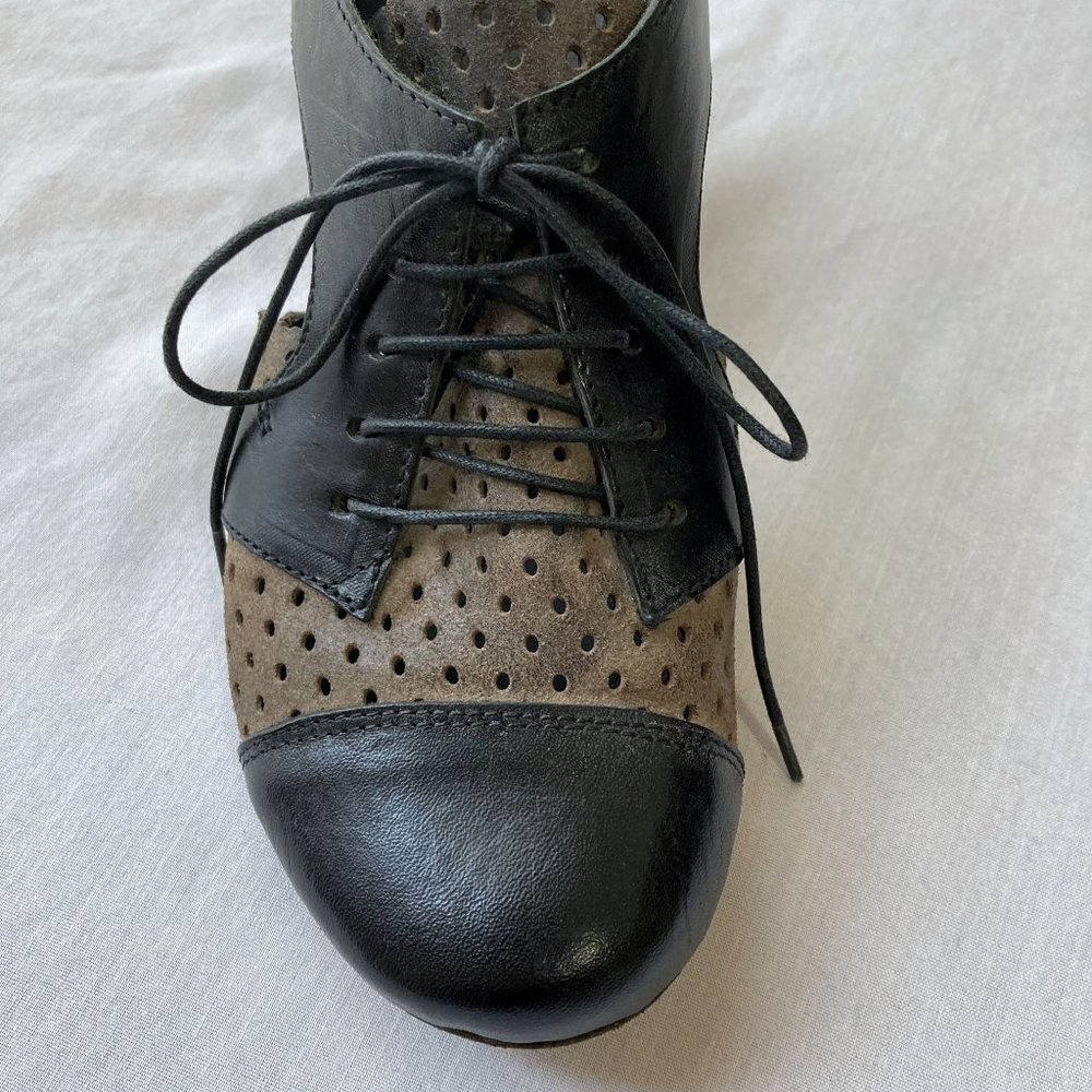 🎉 Gorgeous Italian RETRO VIBE Lace Up Oxford Heels in box Cap Toe 2 TONE US 8.5 - Picture 9 of 11